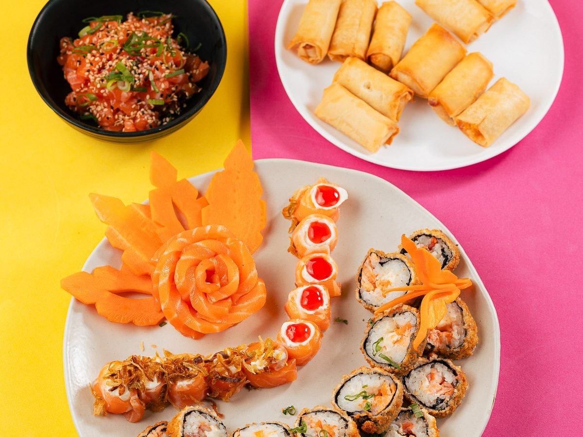 Mesa farta do Minna San Sushi com combinados, temaki e harumaki